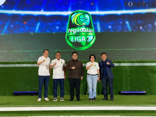 Foto: Ketua Umum PSSI, Erick Thohir bersama Dirut Pegadaian, Damar Latri Setiawan dan Ferry Paulus, Dirut PT LIB usai konferensi pers Pegadaian Liga 2. (Poskota)