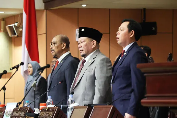 Foto: Ketua DPD RI AA LaNyalla Mahmud Mattalitti dan Wakil Ketua DPD RI Nono Sampono menggelar sidang paripurna luar biasa kelima. (Dok. LaNyalla Center)