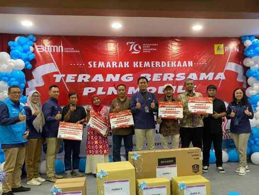 Foto: Senior Manager Niaga dan Manajemen Pelanggan, Inu Suprianto (tengah) berfoto  dengan pemenang Lomba Hias Gapura dan Lingkungan dalam rangka Hari Pelanggan Nasional.(Dok. PLN)