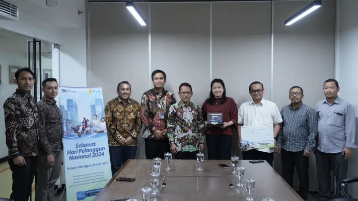 Foto: Hari Pelanggan Nasional: Manajemen PLN UID Jakarta Raya berfoto bersama dengan Manajemen Summarecon Mall Kelapa Gading. (Dok. PLN)