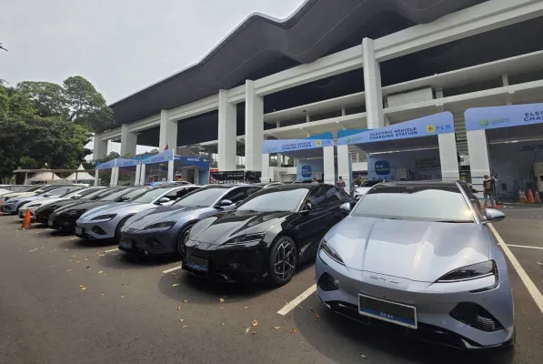 Foto: Kendaraan delegasi ISF 2024 sedang melakukan pengisian daya di EV Charging Stasion PLN, Stadion Akuatik, Gelora Bung Karno (GBK), Jakarta Pusat. (Dok. PLN)