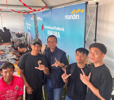 Foto: Pekerja Migran Indonesia saat di Stand Bank Mandiri perluas akses Livin' di Eropa Turki . (Dok. Bank Mandiri)