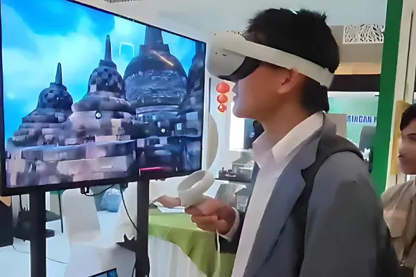 Foto: Pelajar SMA sedang mencoba Virtual Reality (VR) Candi Borobudur dalam Pameran Visualisasi Moderasi Beragama MTQ XXX, Samarinda, Kalimantan Timur. (Dok. Ditjen Bimas Buddha)