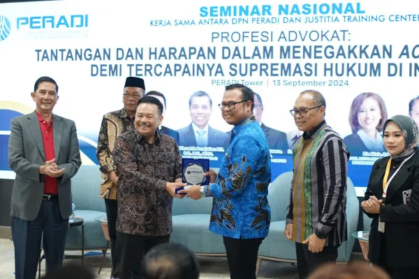 Foto: Ketua Umum Perhimpunan Advokat Indonesia (PERADI) Prof. Otto Hasibuan, (kedua kiri-batik coklat) bersama Presiden Direktur Justitia Training Center Andriansyah Tiawarman K, (tiga kiri-batik biru) menunjukkan dokumen Perjanjian Kerjasama antara PERADI dan Justitia Training Center di Peradi Tower, Jakarta. (Dok. Peradi)