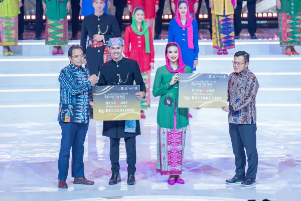 Foto: Bank DKI turut mendukung acara pemilihan Abang None Jakarta 2024, dengan menyediakan hadiah senilai total Rp420 juta bagi para finalis. (Dok. Bank Mandiri)