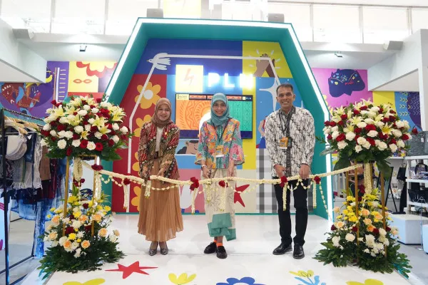 Foto: Dari kiri - Executive Vice President Kepatuhan PLN Pusat, Derina, Direktur Keuangan PLN Pusat, Sinthya Roesly, dan Executive Vice President Komunikasi dan TJSL, Gregorius Adi Trianto meresmikan booth UMKM binaan PLN dalam pameran INACRAFT di Jakarta Convention Center. (Dok. PLN)