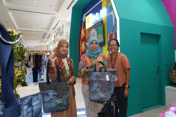 Foto: Direktur Keuangan PLN, Sinthya Roesly sedang mencoba tas kanvas dari Sackai yang merupakan UMKM binaan PLN UID Jakarta Raya pada booth PLN dalam pameran INACRAFT 2024 di Jakarta Convention Center, Jakarta. (Dok. PLN)