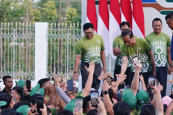 Foto: Presiden RI Joko Widodo membuka Lomba Nusantara TNI Fun Run di IKN diikuti ribuan peserta di IKN. (Dok. Bank Mandiri)