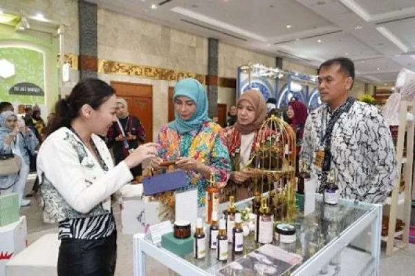 Foto: Owner Secret Potion, Alicia, (kiri), Direktur Keuangan PLN, Sinthya Roesly, Executive Vice President Kepatuhan, Derina, dan Executive Vice President Komunikasi dan TJSL, Gregorius Adi Trianto dalam pameran INACRAFT On October di Jakarta Convention Center 2–6 Oktober 2024. (Dok. PLN)