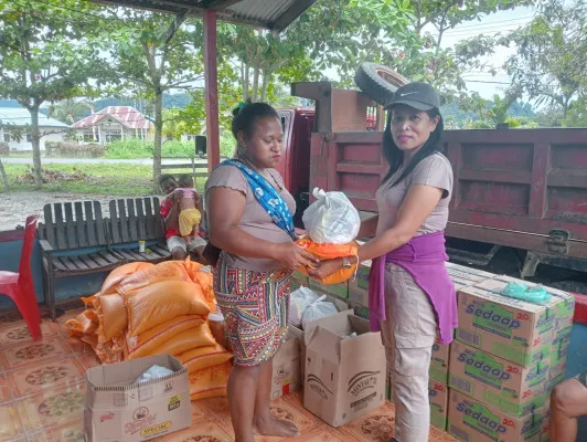 Foto: PT Kristalin Ekalestari menyalurkan 506 paket sembako untuk warga Desa Nifasi, Distrik Makimi, Kabupaten Nabire, Papua Tengah. (Dok. PT Kristalin Ekalestari)