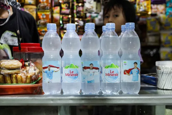 Foto: Minuman air mineral botol Le Minerale kemasan khusus atlet sepak bola Timnas Indonesia. (Dok. Le Minerale)