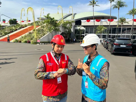 Foto: Petugas PLN sedang bersiaga memastikan kondisi kelistrikan berjalan dengan andal dalam acara Pelantikan Presiden dan Wakil Presiden periode 2024-2029 di Gedung DPR/MPR kemarin. (Dok. PLN)