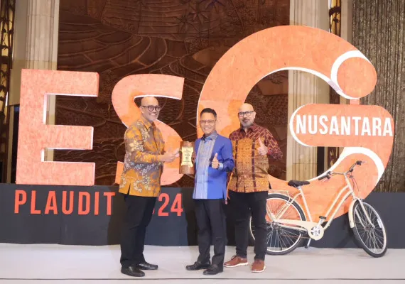 Foto: General Manager PLN Unit Induk Distribusi Jakarta Raya, Lasiran menerima langsung penghargaan “Platinum Papua” dengan peroleh skor 95 dalam ajang ESG Nusantar Plaudit 2024 di Hotel Kempinski, Jakarta. (Dok. PLN)