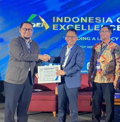 Foto: General Manager PLN Unit Induk Distribusi Jakarta Raya, Lasiran menerima penghargaan sebagai panelis pada acara Indonesia Quality Excellence Festival (IQEF) di Hotel Savoy Homan, Bandung, Jawa Barat) (Dok. PLN)