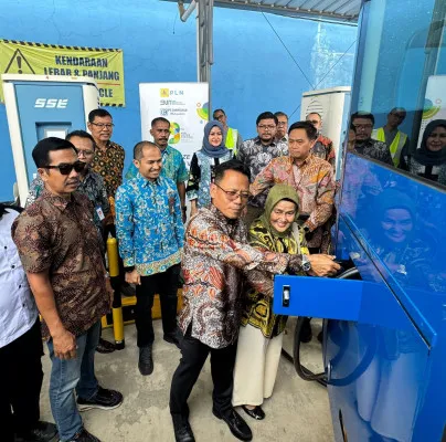 Foto: General Manager PLN UID Jakarta Raya, Lasiran bersama Direktur Utama PT Bianglala Metropolitan, Tasmiyati Mujiono sedang mencoba mengisi daya bus listrik di Pool Bus Bianglala, Ciputat, Tangerang Selatan. (Dok. PLN)