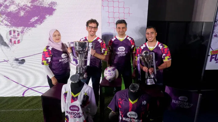 Foto: Direksi XL Axiata foto bersama menyambut AXIS Nation Cup 2024, XL Axiata memberikan wadah untuk anak muda menunjukkan bakatnya dengan memberikan panggung terbesar yang bisa disaksikan secara Nasional. Tujuh belas tim terbaik dari enam  wilayah di Indonesia berkompetisi untuk memperebutkan total hadiah senilai Rp 870 juta. (Dok. XL Axiata)