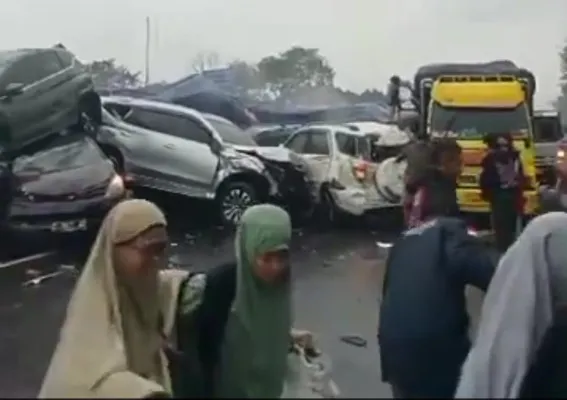 Kabid Humas Polda Jawa Barat, Kombes Pol Jules Abraham Abast mengabarkan mengungkapkan kondisi terkini sopir truk yang alami kecelakaan akibat rem blong di Tol Cipularang. (X/NotFound_1945)