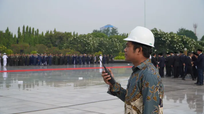 Foto: Petugas PLN saat bertugas memastikan keandalan pasokan listrik kegiatan upacara Hari Pahlawan, Taman Makam Pahlawan, Kalibata, Jakarta Selatan. (Dok. PLN)