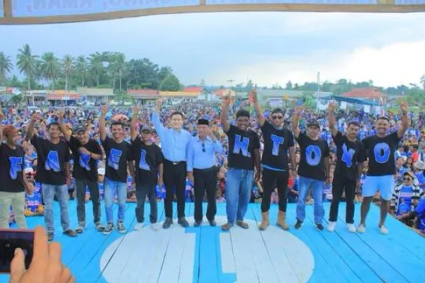 Foto: Paslon nomor urut 1 Calon Bupati Halmahera Timur, Maluku Utara, Muhammad Farrel Adhitama dan Hi Thaib Djalaluddin bersama masyarakat di Desa Binagara, Kecamatan Wasile Selatan. (Dok. Timses)