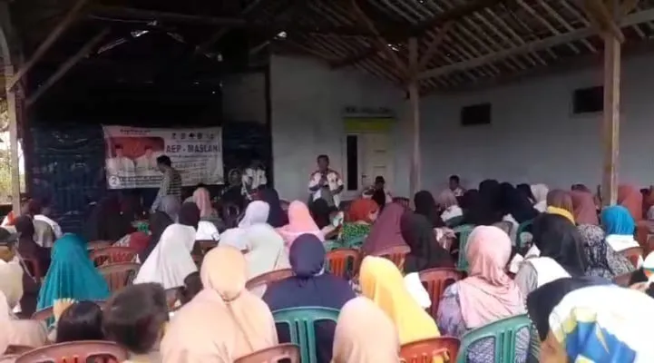 Pasangan Calon Bupati dan Wakil Bupati Karawang, Aep Syaepuloh-Maslani, saat kampanye ke masyarakat. (Foto/Tim Paslon Aep-Maslani)