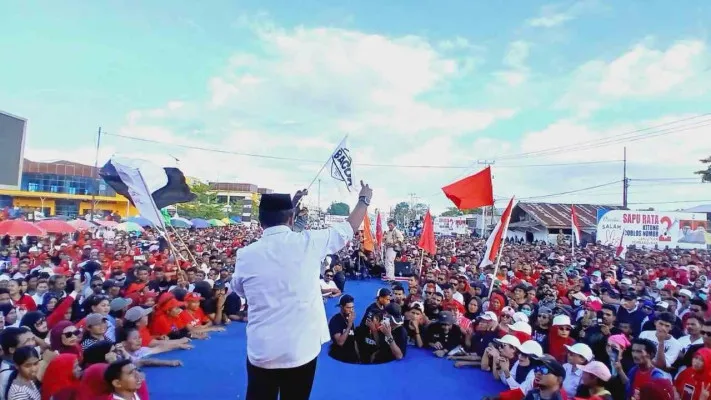 Foto: Calon Bupati Halmahera Tengah, Maluku Utara Edi Langkara saat menggelar apel kemenangannya kemarin. (Dok. Timses)