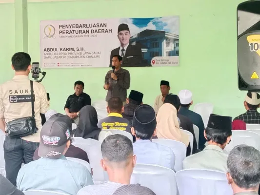 Anggota Komisi IV DPRD Jabar, Abdul Karim saat sosialisasi Perda No.1 Tahun 2016 tentang Pengelolaan Sampah di Desa Giri Mulya, Kecamatan Cibeber, Kabupaten Cianjur. (dok. DPRD Jabar)