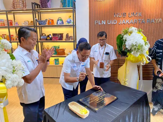 General Manager PLN UID Jakarta Raya, Lasiran, menandatangani prasasti peresmian gedung Hub UMK Jakarta Raya di Kembangan, Jakarta Barat. (Poskota/Guruh Nara Persada)