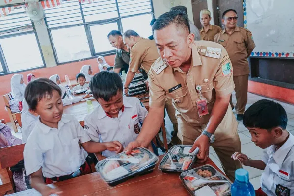 Foto: Bupati Karawang Aep Syaepuloh dalam kunjungan Program Makan Sehat Bergizi Gratis di SDN Anggadita II, Desa Anggadita Kecamatan Klari, Karawang, Jawa Barat. (Dok. Pemkab Karawang)