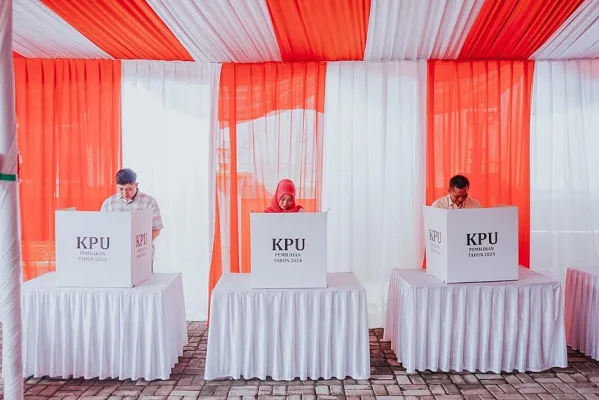 Foto: Calon Bupati Karawang, Jawa Barat, Aep Syaepuloh (Kanan) bersama istri dan anaknya melakukan pencoblosan di TPS 16 Desa Anggadita, Kecamatan Klari, Kabupaten Karawang, Jawa Barat. (Dok. Timses)