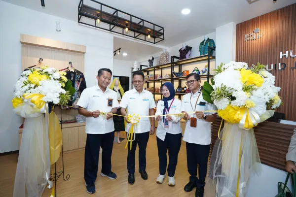 Foto:  GM PLN Unit Induk Distribusi (UID) Jakarta Raya, Lasiran bersama Vice President TJSL PLN, Prima Ardhanie, Senior Manager Komunikasi & Umum PLN UID Jakarta Raya, Haris Andika, dan Manager PLN UP3 Kebon Jeruk, Elpis J. Sinambela saat meresmikan Gedung Hub UMK PLN UID Jakarta Raya di Kembangan, Jakarta Barat. (Dok. PLN)