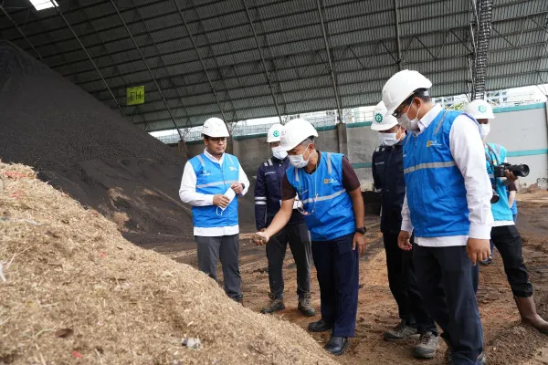 Foto: BIOMASSA: Senior Manager Komunikasi dan Umum PLN UID Jakarta Raya, Haris Andika (tengah) memeriksa sampah biomassa yang dikirim ke PLTU Lontar di Kabupaten Tangerang. (Dok. PLN)