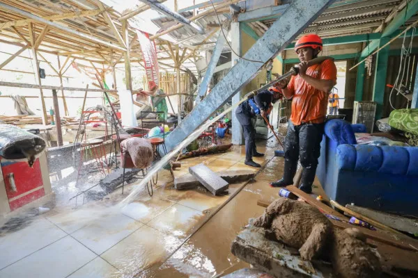 Foto: Baznas RI melalui Baznas Tanggap Bencana (BTB) melakukan aksi resik di musala dan rumah tinggal warga yang terdampak bencana alam berupa banjir bandang dan tanah longsor di Sukabumi, Jawa Barat. (Dok. Baznas)