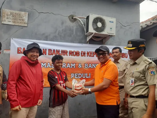 Foto: Rhama B Wijaya, selaku perwakilan tim kampanye Pramono - Karno menyerahkan bantuan sembako untuk korban banjir rob di Kepulauan Seribu. (Dok. Tim Pramono-Rano)