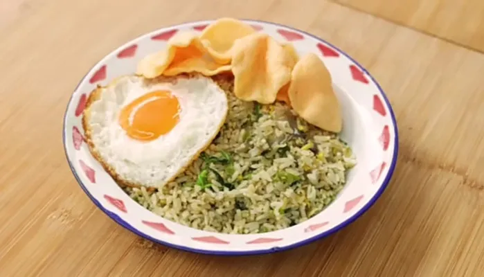 Resep nasi goreng kampung jadul ala Devina Hermawan (Tangkap Layar YouTube/Devina Hermawan)