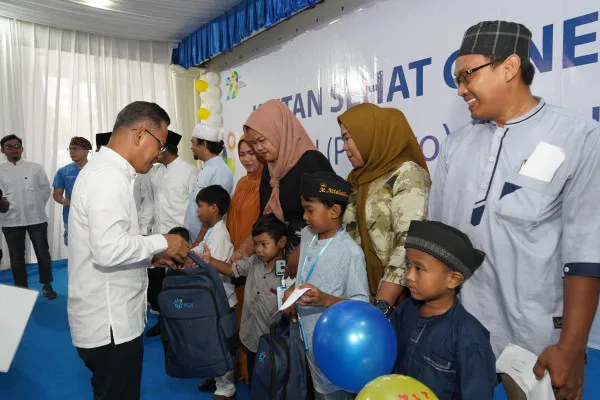 Foto: General Manager PLN UID Jakarta Raya, Lasiran saat santunan kepada anak-anak peserta khitan massal yang didampingi orang tuanya. (Dok. PLN)