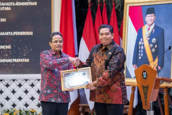 Foto: Direktur Utama (Dirut) Bank DKI, Agus H. Widodo, saat menerima Anugerah Keterbukaan Informasi Publik 2024 dari Ketua Komisi Informasi Provinsi DKI Jakarta Harry Ara Hutabarat. (Dok. Bank DKI)