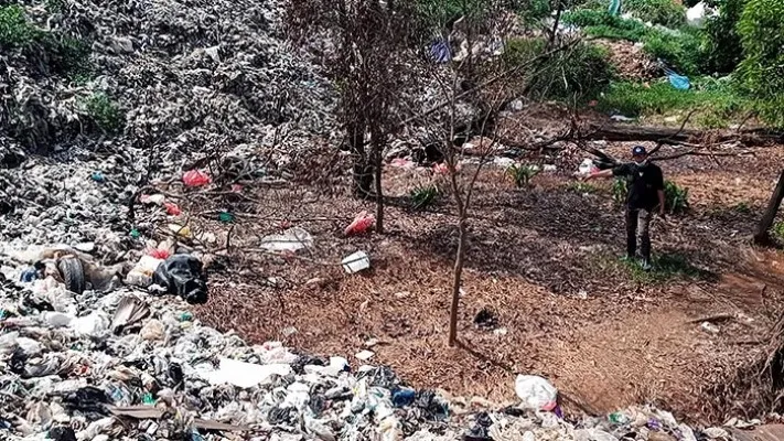 Wilayah area makam di TPA Sumur Batu, Bantar Gebang Kota Bekasi dipenuhi tumpukan sampah. Ihsan Fahmi