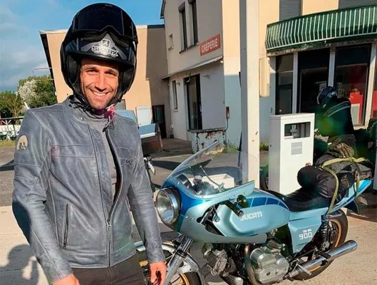 Senyum lebar Johann Zarco saat melakukan turing dari Perancis ke Aragon. (foto/instagram @adrianoni)