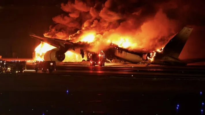 Pesawat Japan Airlines kebakaran di bandara Haneda Tokyo. (Foto/BBC News)