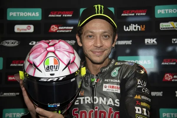 Rossi memamerkan grafis helm spesial untuk GP Misano 2021 dengan warna pink untuk menyambut kelahiran putrinya. (foto/motogp)