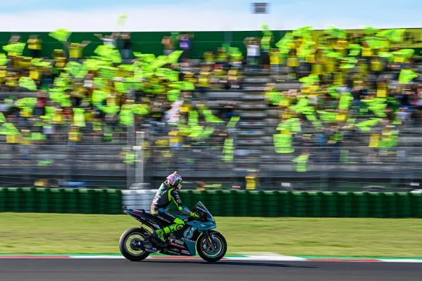 Valentino Rossi saat menyapa penggemarnya di balapan pertama GP Misano 2021. (foto/motogp)