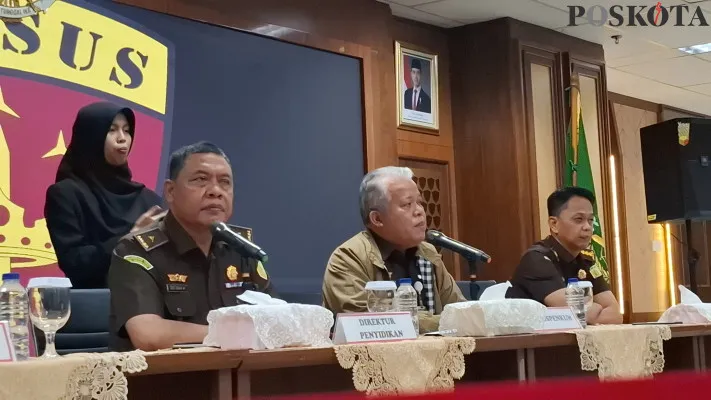 Dirdik Jampidsus Kejagung RI, Abdul Qohar (kiri) dalam jumpa pers di Gedung Kejagung RI, Senin, 4 November 2024. (Poskota/Angga Pahlevi)