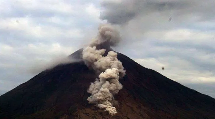 Gunung Semeru saat erupsi. (Foto: istimewa)