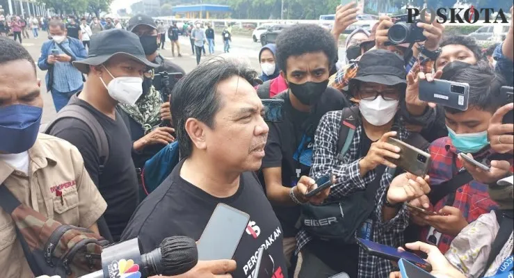 Pegiat media sosial Ade Armando di depan Gedung DPR RI. (Pandi)