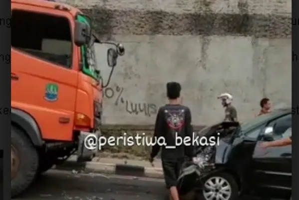 Dua kendaraan terlibat kecelakaan di Bantar gebang Bekasi. (Instagram @peristiwa_bekasi).