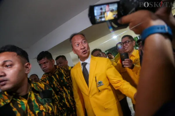 Wakil Ketua Umum (Waketum) Partai Golkar, Agus Gumiwang Kartasasmita saat tiba di Kantor DPP Golkar, Jalan Anggrek Neli Murni Nomor 11A, RT 16/RW 1, Kelurahan Kemanggisan, Kecamatan Palmerah, Jakarta Barat pada Selasa, 13 Agustus 2024. (Poskota.co.id/Ahmad Tri Hawaari)