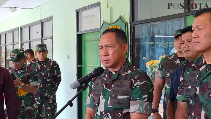 Panglima TNI, Jenderal Agus Subiyanto saat memberikan keterangan pers kepada wartawan di Kodam Jaya, Kecamatan Ciangsana, Kabupaten Bogor. (Poskota.co.id/Ihsan Fahmi)