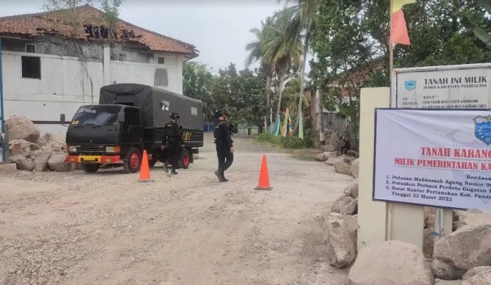 Pintu masuk wisata Karangsari Carita saat dijaga oleh anggota Brimob. (Foto: Samsul Fatoni).