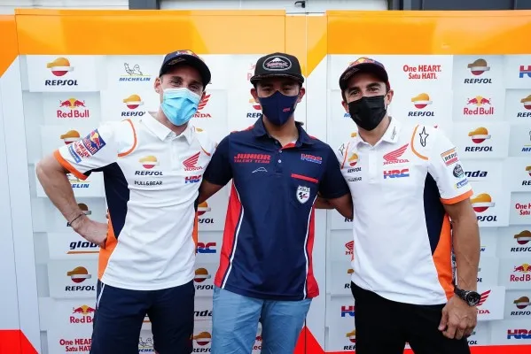 Mario Aji bersama duo Repsol Honda,Marc Marquez (kanan) dan Pol Espargaro (kiri). (foto/ahm)