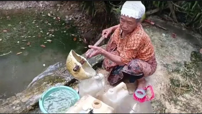 Warga Pandeglang saat mengambil air dari kolam atau sumur resapan. (Foto: Ist).